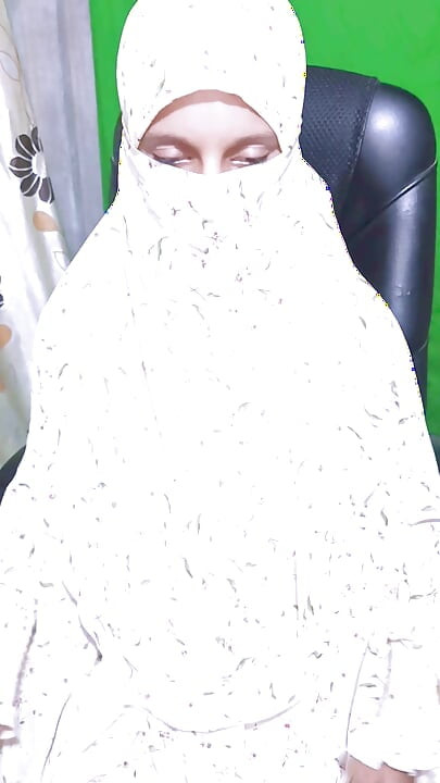 Hijabi Queen. Muslim Girl showing her Asshole and Fingering wearing Hijab.