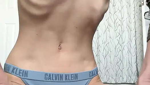 Sıska zinde küçük memeli mide vakumları ve külot modellemesi