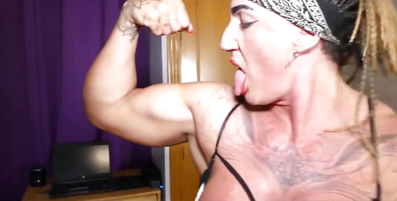 Danaxmuscles Receiving the 30 Best Cumshots on His Body and Face