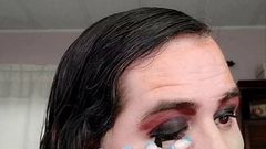 Sissy Brie macht ihr Make-up
