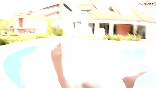 Сексуальная крошка наклоняется, пока любовник трахает ее задницу дилдо позже хуем