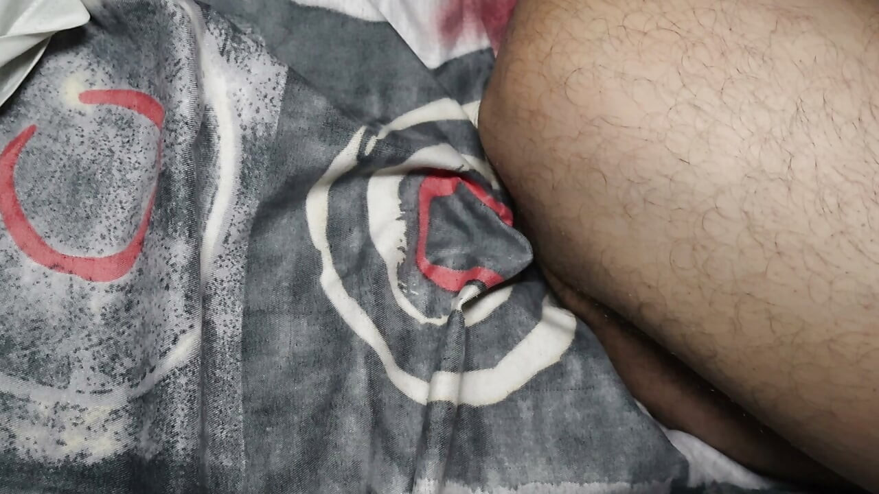 印度女孩在发情时享受大号假阳具