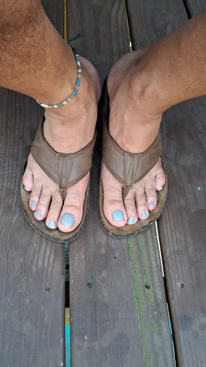 Lick and kiss my femboy feet and toes until you're ready to give me your hot thick lotion