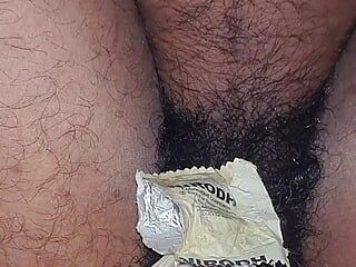 Indyjski chłopak szarpie się prezerwatywą