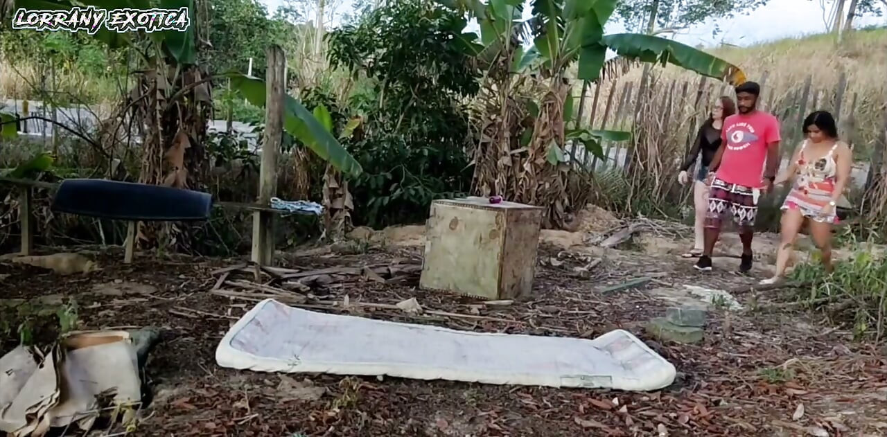 Temanku dan aku bertemu seorang pria dengan kontol besar dan tebal di tepi trek dan memutuskan untuk membantunya dengan ngentot dengan baik