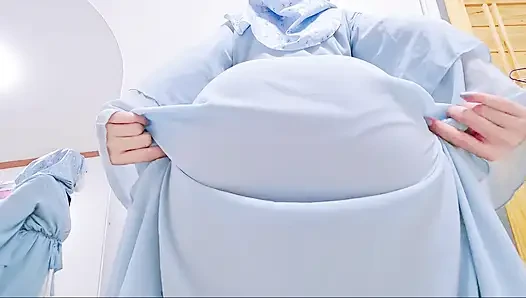POV: Hijabi-mädchen mit dickem arsch, elegantes blaues Abaya necken.