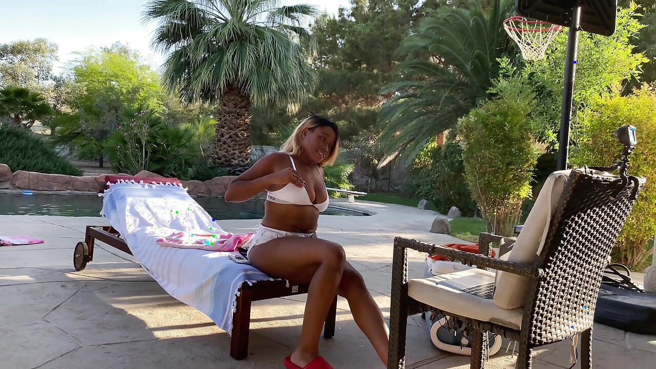 Nina Riveras liveshow ved poolen