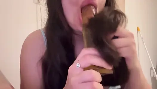 Aku menyisir rambutku dengan suara asmr dan bermain dengan rambutku sebelum aku muasin memekku pakai dildo favoritku