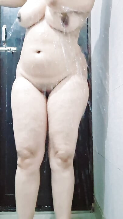 Indian desi cousin caught while bathing, hot indian girl