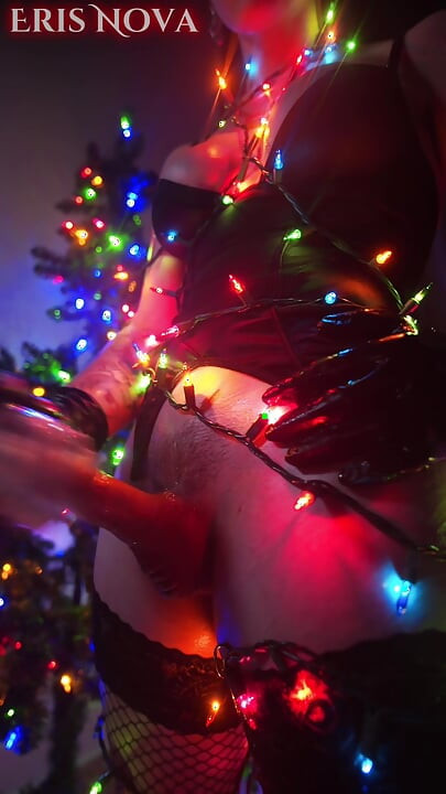 Eris Nova umotana u božićne lampice