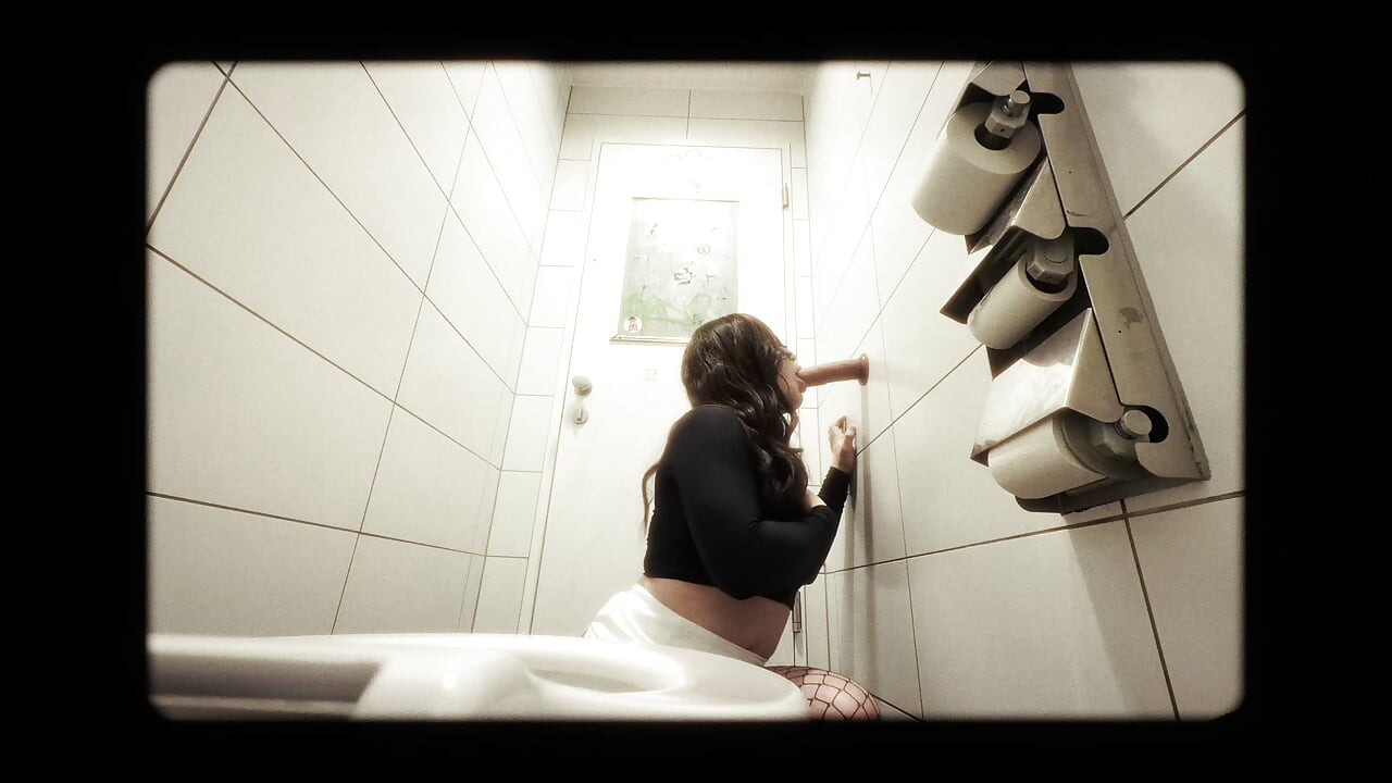 PlayBDSM.vip Gave Me This Challenge. So I Did It in a Public Toilet