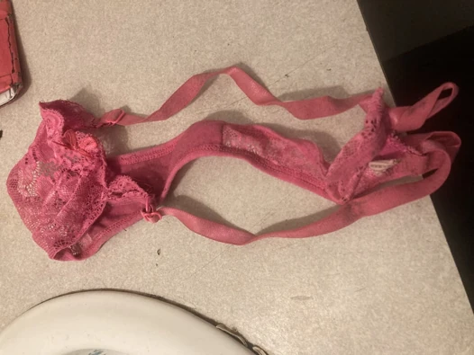 Genç pembe külotla mastürbasyon yapıyor