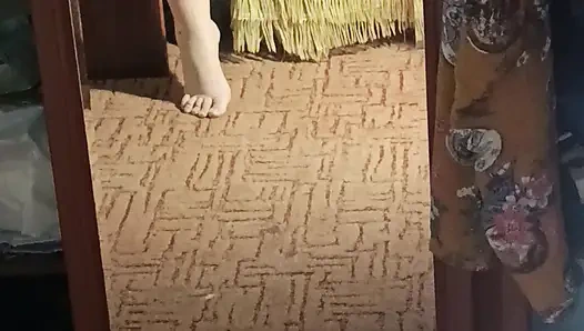 Тугая киска и дилдо в видео от первого лица, мастурбация в домашнем видео