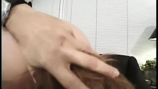 Wanita dewasa rambut merah lagi berlutut di lantai sambil tersedak sambil milih kontol gemuk