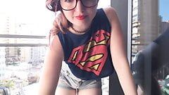Supergirl vestida com peitos na varanda