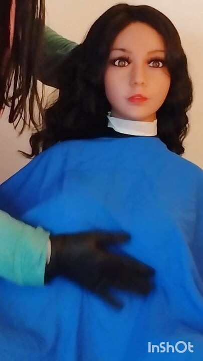 Lindsey en cape de coupe de cheveux, séance de mannequinat avec une poupée sexuelle plantureuse.