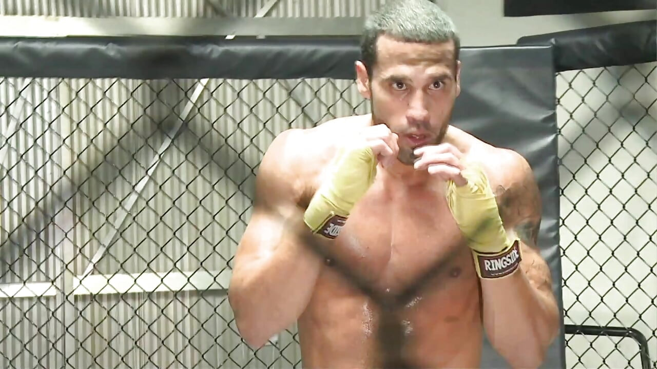 Tatlı dolgun deliğin büyük göğüslü amcığı yüze boşalmayla dolu küçük görünüyor