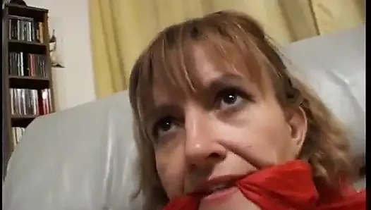 Брюнетке-шлюшке в нижнем белье и чулках трахают киску игрушкой и фистят