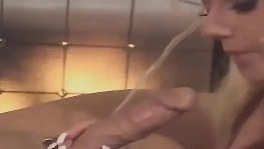Blondes reifes schätzchen leckt pulsierenden schwanz, tropfender schlampiger spieß