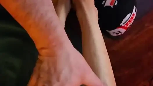 Melove bacaklarına masaj yapıyor