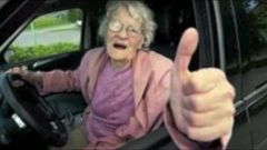 Řidiči posadí perverzní staré výstřední babičky od satyriasiss