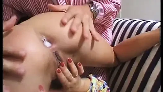 İki üvey kız kardeş her şeyi paylaşıyor, götüne büyük bir yarak dahil!