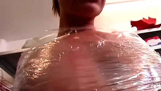 Cewek nakal dengan memek menganga lebar ini dientot habis-habisan sambil mengkilap