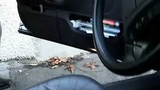 Дикая французская крошка ублажает два члена во время работы на кухне