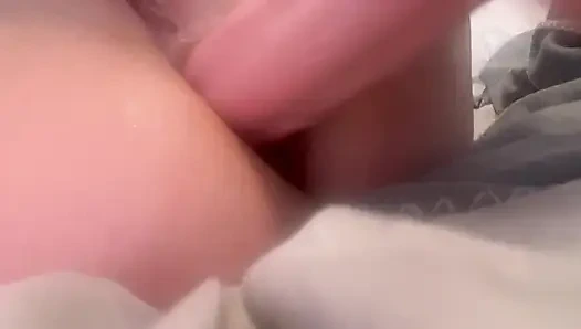 Gadis nakal lagi muasin pantat dan memeknya di rumah sendirian