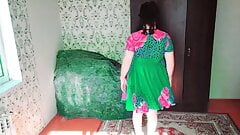 Grünes Kleid als Weihnachtsbaum, sexy Ladyboy-Kleid, heißer Knackarsch, dicker Arsch, passendes, dünnes Femboy, Transen-Trans-Modell
