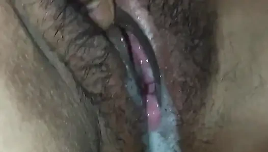 Abang tiri mesra-mesraan dengan kain sosis warna kuning
