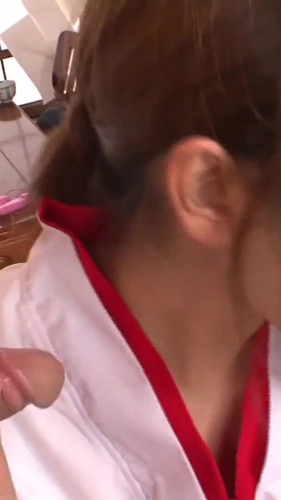 Moment clé de « Une femme au foyer japonaise naïve se fait plaisir et éjaculer dessus par deux voisins »