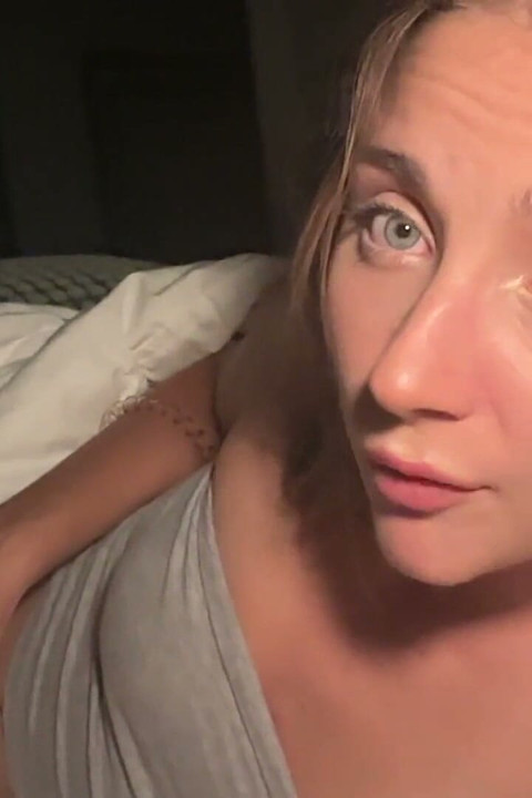 Hermanita en pijamada