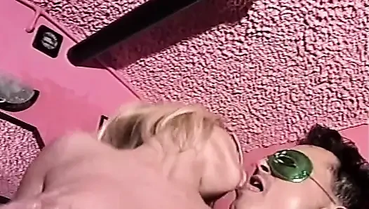 Geile MILF mit verbundenen augen lutscht und fickt in dampfiger badewanne