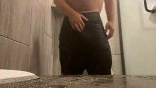 Szarpanie się pod prysznicem w bokserkach polo