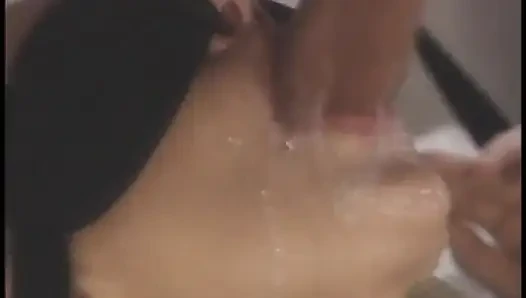 Minyon seksi hemşirenin ağzı, amcığı ve götü demir yatakta sikiliyor