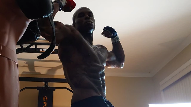 Нюхаю задницу Hallelujah Johnson (Лизание королевской задницы)