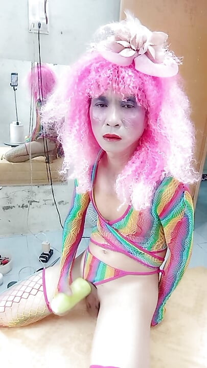戴着梨形假阳具的变性人穿着性感服装的色情合集视频