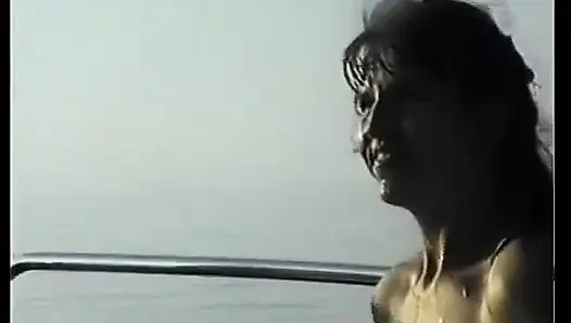 Alman sürtük teknede sert sikiliyor