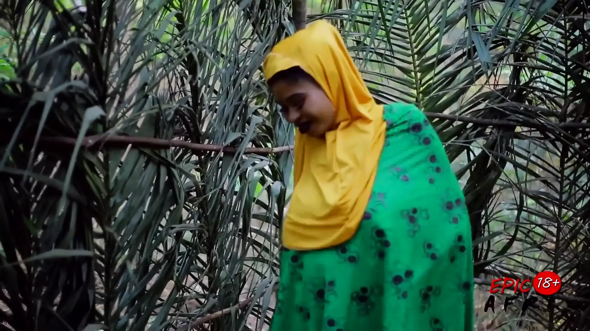 Cewek nakal kulit hitam berhijab lagi asik masturbasi sendirian
