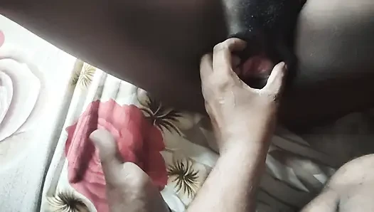 Apni bhabhi ko maine chut phailakar chut me ungli kiya