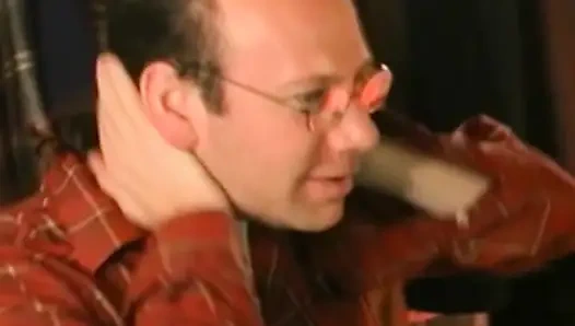 Муж наблюдает, как жену