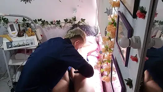 Aku bilang sama suamiku kalau aku mau pijat, tapi aku nggak bilang kalau tukang pijat itu adalah seorang pria