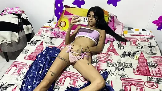 Seksi kızım odasında mastürbasyon yapıyor ve orgazm olana kadar onu sikmeye gidiyorum.