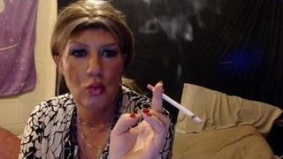 Tgirl som har en cigarett