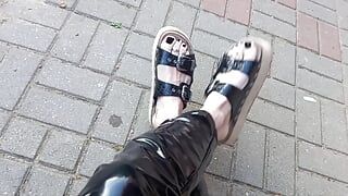 Me ne giro in leggings in lattice e sandali sexy
