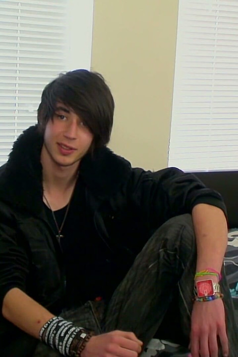 Inexperienced Bi Boy Tommy Strokes It
