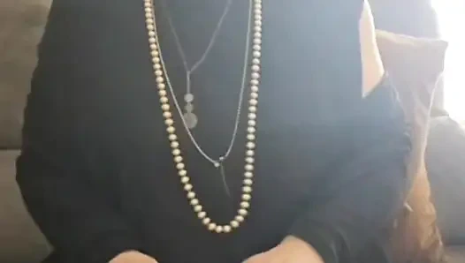 Eine sexy stiefmutter streichelt ihre vagina und ihren dicken arsch