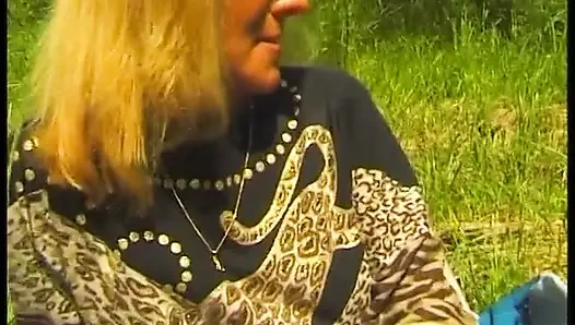 Cewek dewasa rambut pirang dengan memek berbulu bersenang-senang di luar ruangan