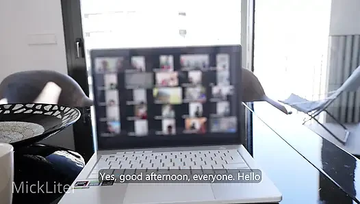 Dia sangat, jadi dia berhubungan seks dengan saya selama rapat kerja online di Zoom.